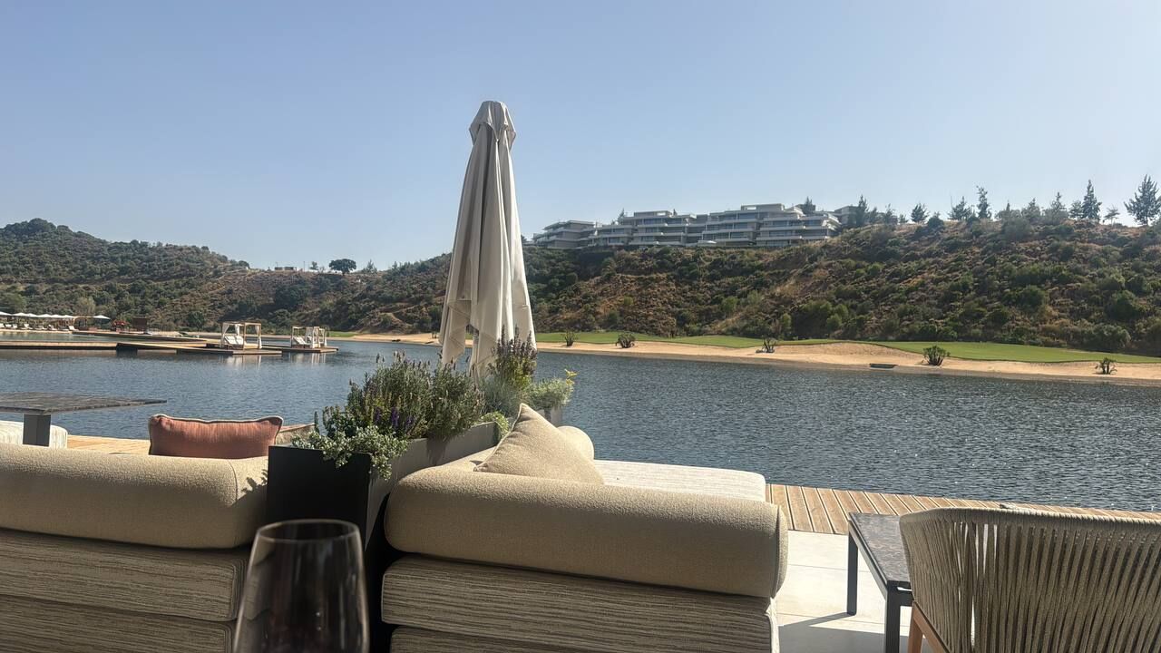 Terraza junto a un lago al atardecer, símbolo de vivir de las rentas